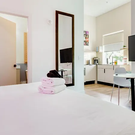Holiday home Sleeps 44 4 Themed Lofts W Skyline Balconies Neon Backdrops Glam Kitchens—perfect For Group The Swift Retreat By Avantstay Nashville