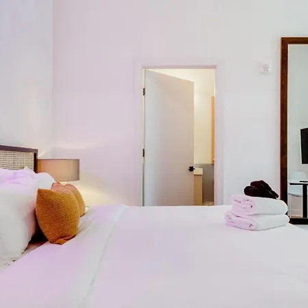 Holiday home Sleeps 44 4 Themed Lofts W Skyline Balconies Neon Backdrops Glam Kitchens—perfect For Group The Swift Retreat By Avantstay