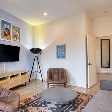Sleeps 44 4 Themed Lofts W Skyline Balconies Neon Backdrops Glam Kitchens—perfect For Group The Swift Retreat By Avantstay Holiday home *