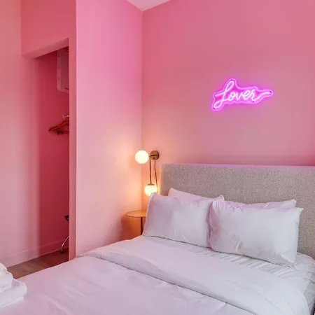 Sleeps 44 4 Themed Lofts W Skyline Balconies Neon Backdrops Glam Kitchens—perfect For Group The Swift Retreat By Avantstay Holiday home *