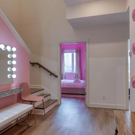 Sleeps 44 4 Themed Lofts W Skyline Balconies Neon Backdrops Glam Kitchens—perfect For Group The Swift Retreat By Avantstay Holiday home