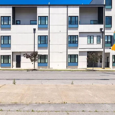 Holiday home Sleeps 44 4 Themed Lofts W Skyline Balconies Neon Backdrops Glam Kitchens—perfect For Group The Swift Retreat By Avantstay Nashville