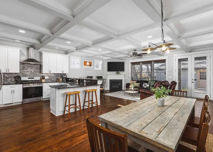Spacious 11 Bed Germantown Home With 3 Patios Only 1.5 Mi To Broadway