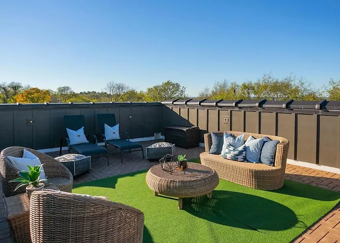 2 Miles To Broadway W Rooftop Deck Grill & Garage