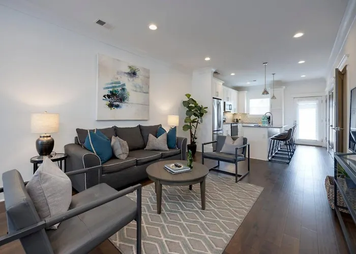 Ten Minutes To Broadway Stylish Gated Townhome