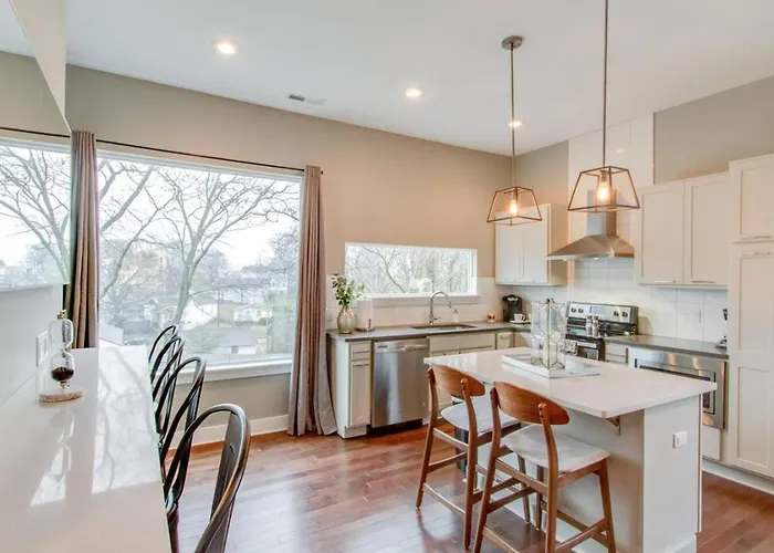 Ultra Modern Pad Minutes To Downtown Comfortable Beds
