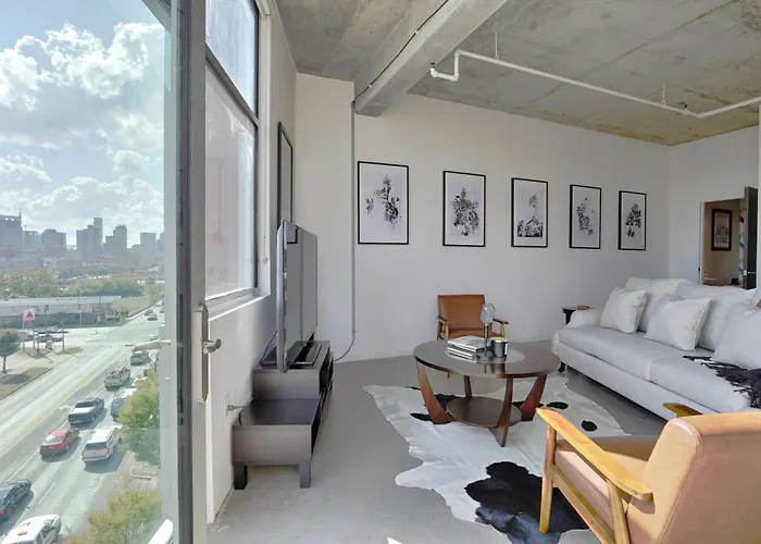 2-Story Loft With Views