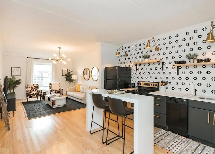 Two Condos On Music Row That Sleeps 14 With Pool And Parking