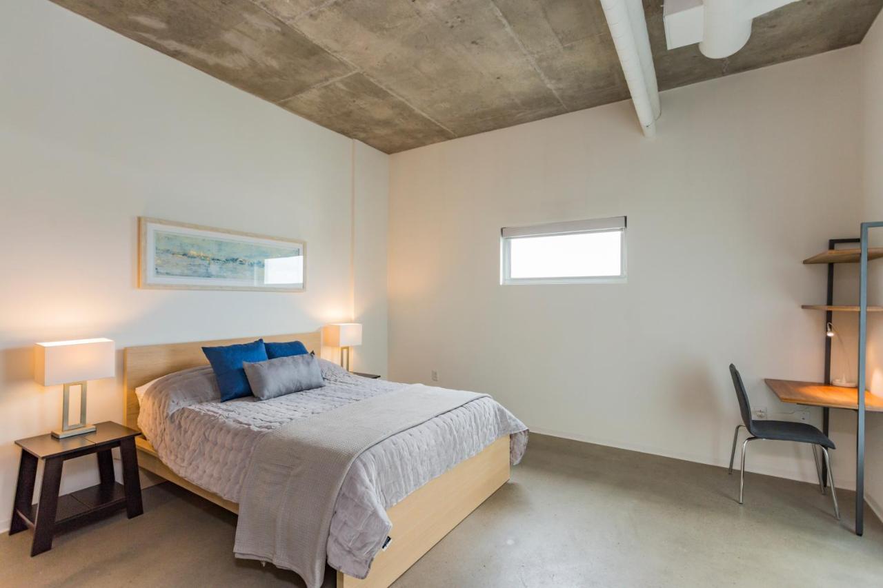 Gaze At Sprawling Vistas Through Walls Of Windows Holiday home