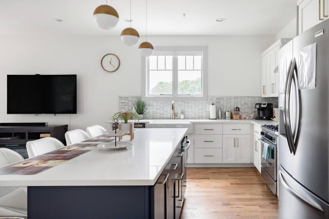 Brand New Luxury Near Downtown Holiday home