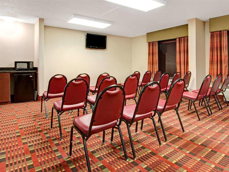 Baymont By Wyndham Airport Hotel 2*