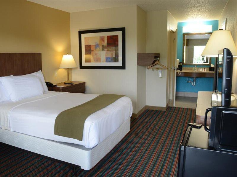 Baymont By Wyndham Airport Hotel 2*