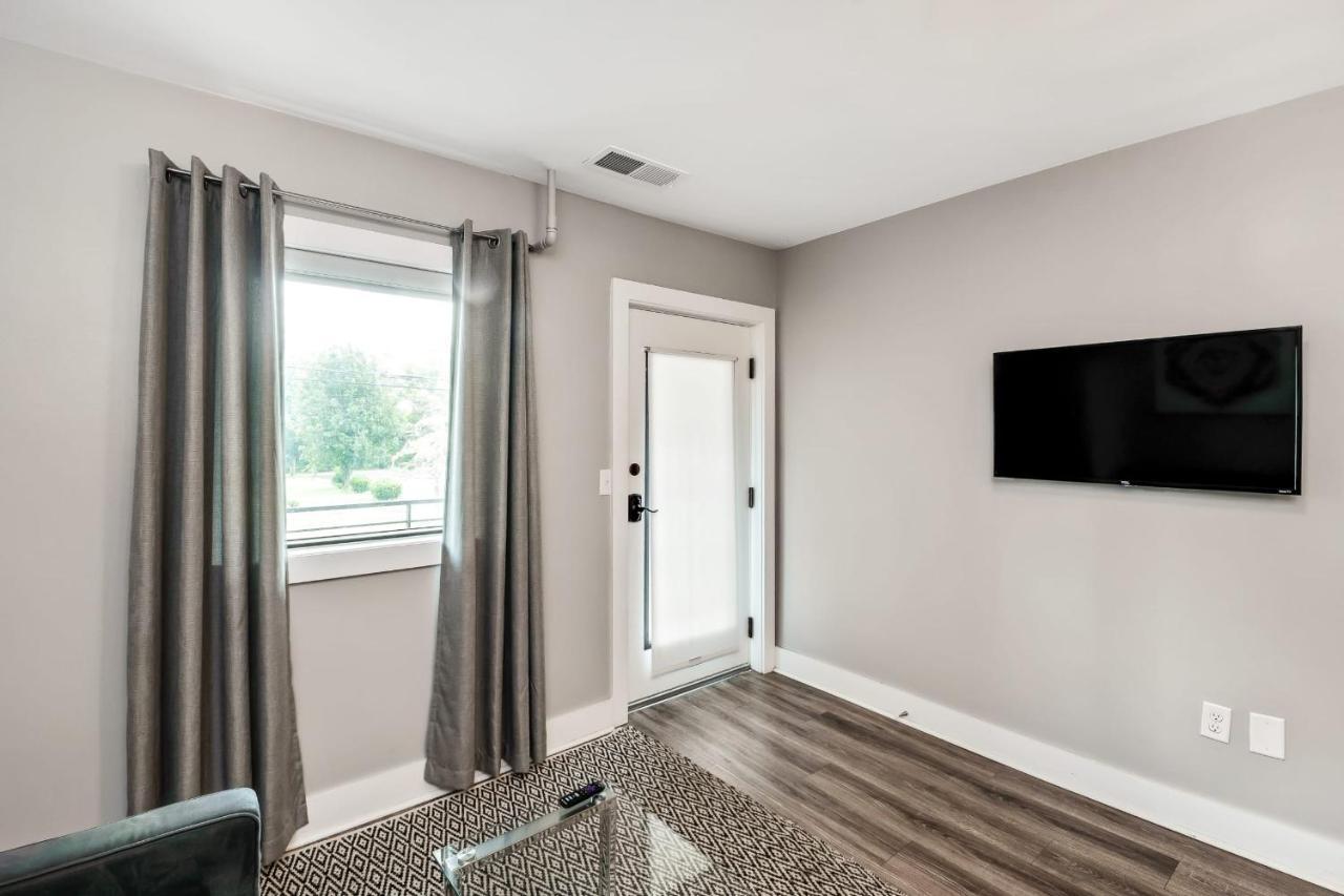 Cozy & Convenient 1 Bedroom Apt! Minutes To Downtown!