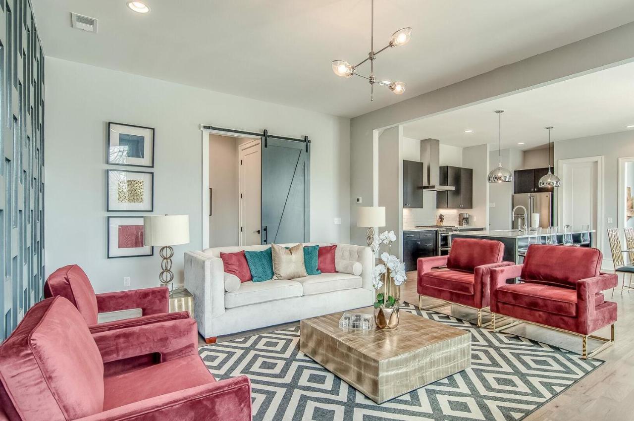 Gulch Modern 3 Story Condo, 2 Car Garage, Rooftop Fire Pit, Security, And View! Holiday home