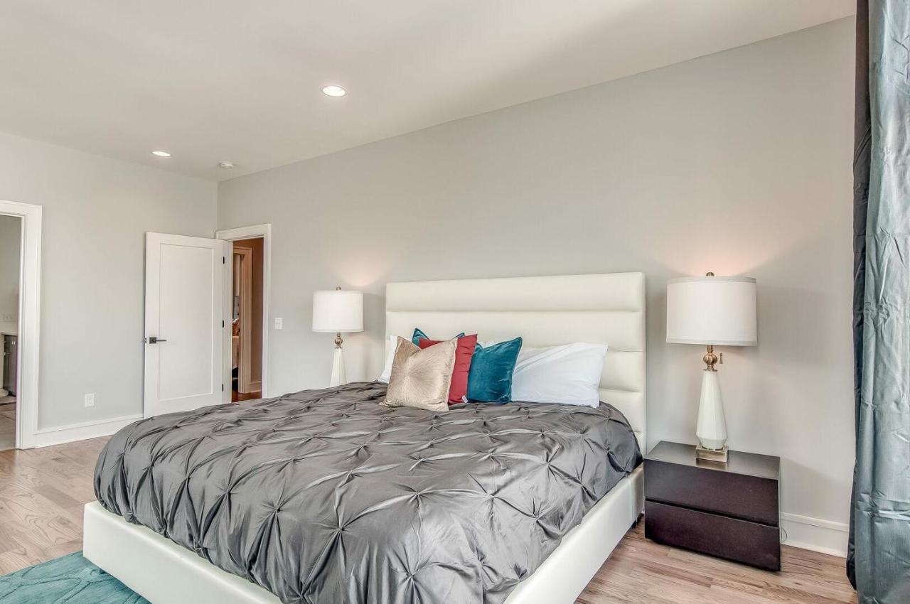 Gulch Modern 3 Story Condo, 2 Car Garage, Rooftop Fire Pit, Security, And View! Nashville