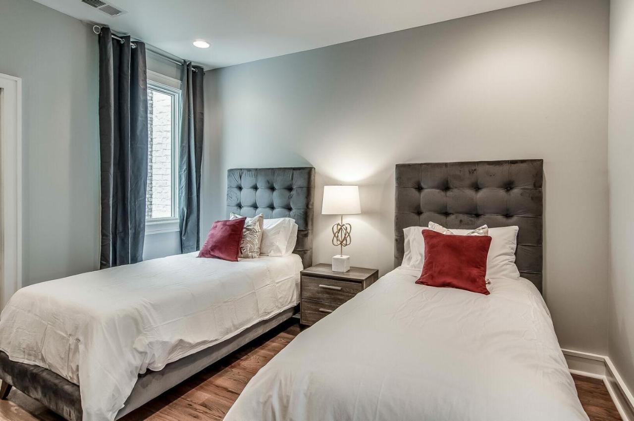 Gulch Modern 3 Story Condo, 2 Car Garage, Rooftop Fire Pit, Security, And View! *