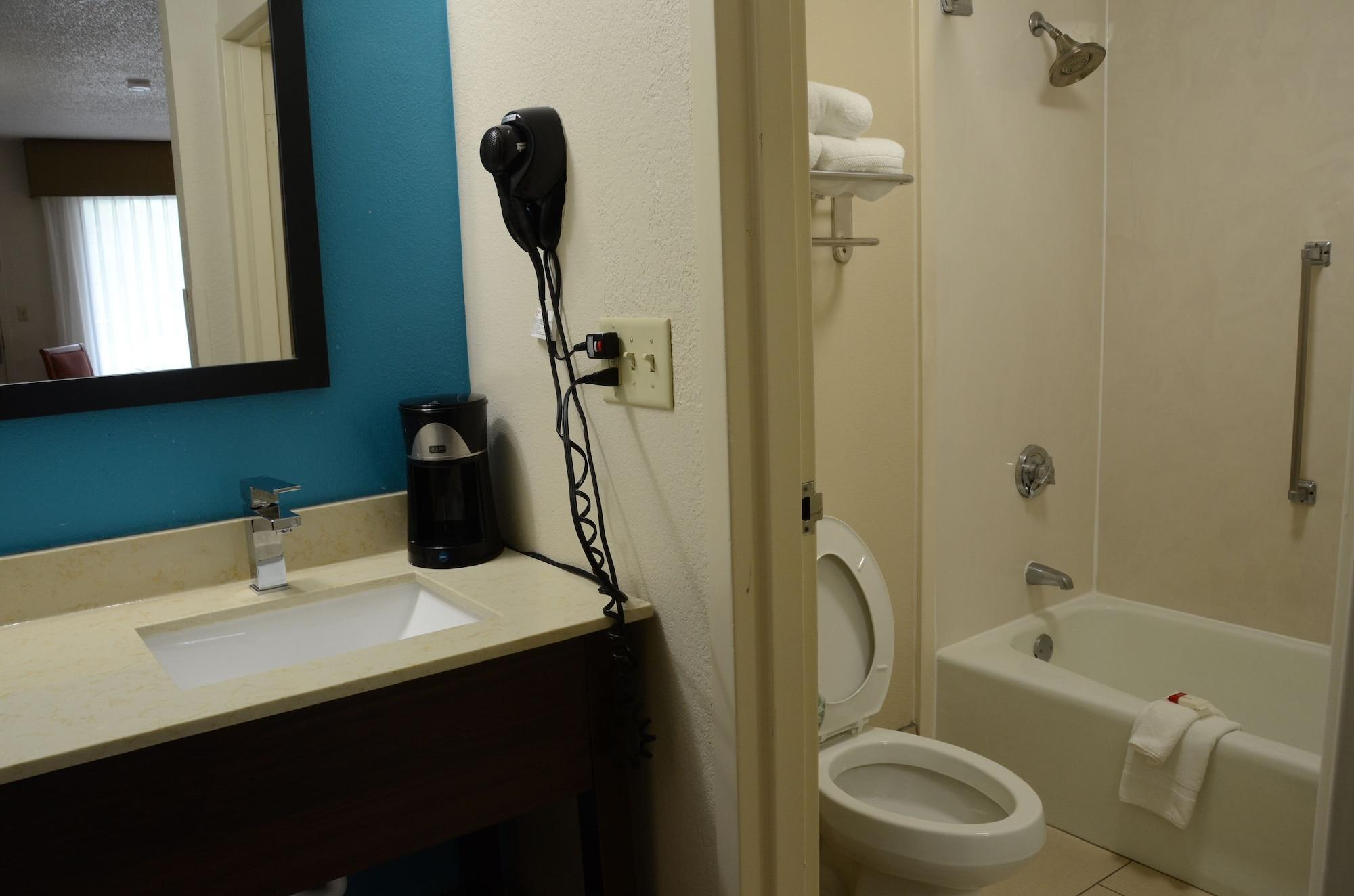 Hotel Baymont By Wyndham Airport 2*