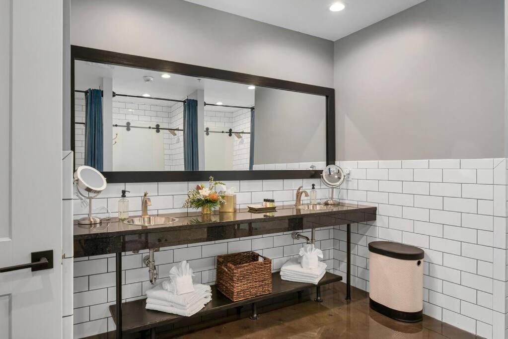 Modern At The Maddox 6 Bedrooms Apartment *