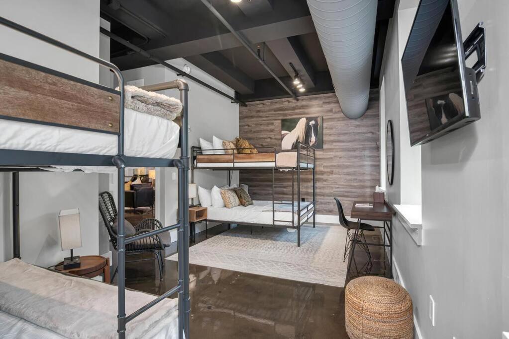 Modern At The Maddox 6 Bedrooms