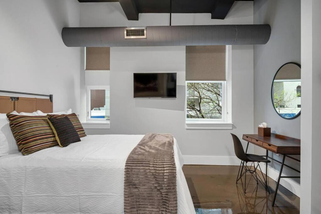 Modern At The Maddox 6 Bedrooms Apartment
