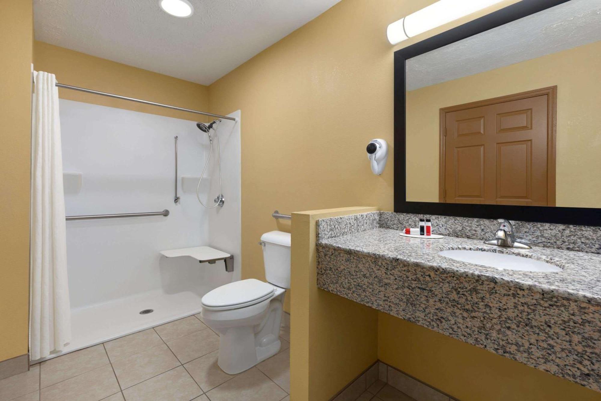 Super 8 By Wyndham Whites Creek/ Nw Area Hotel