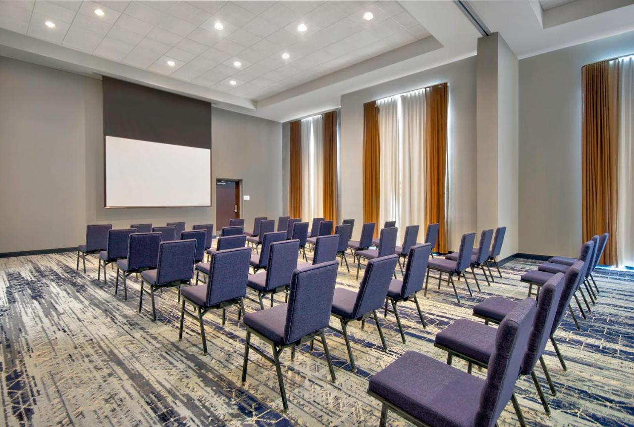 Courtyard By Marriott Hills Hotel