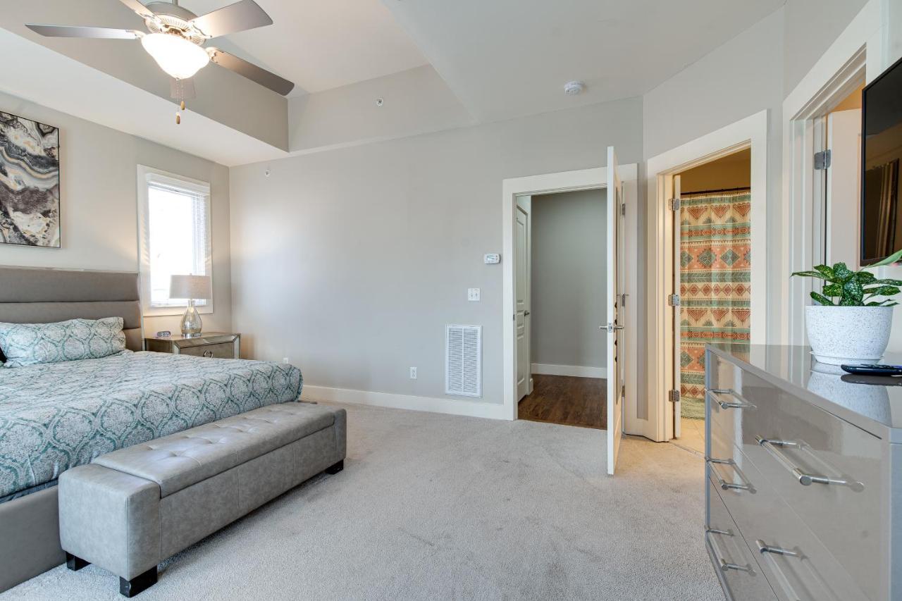 Stunning Minutes From Broadway Apartment *