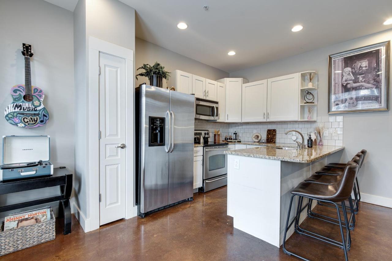 Stunning Minutes From Broadway Apartment