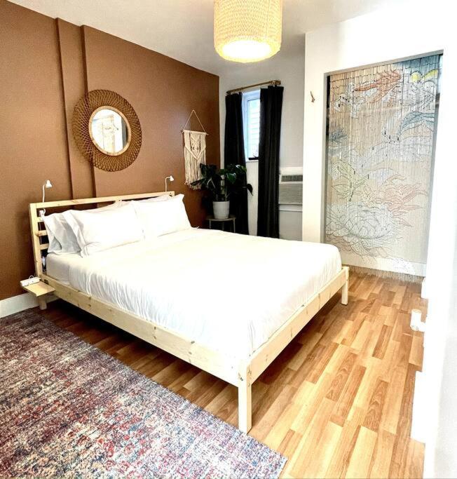 City Skyline Views In A Great Neighborhood Apartment *