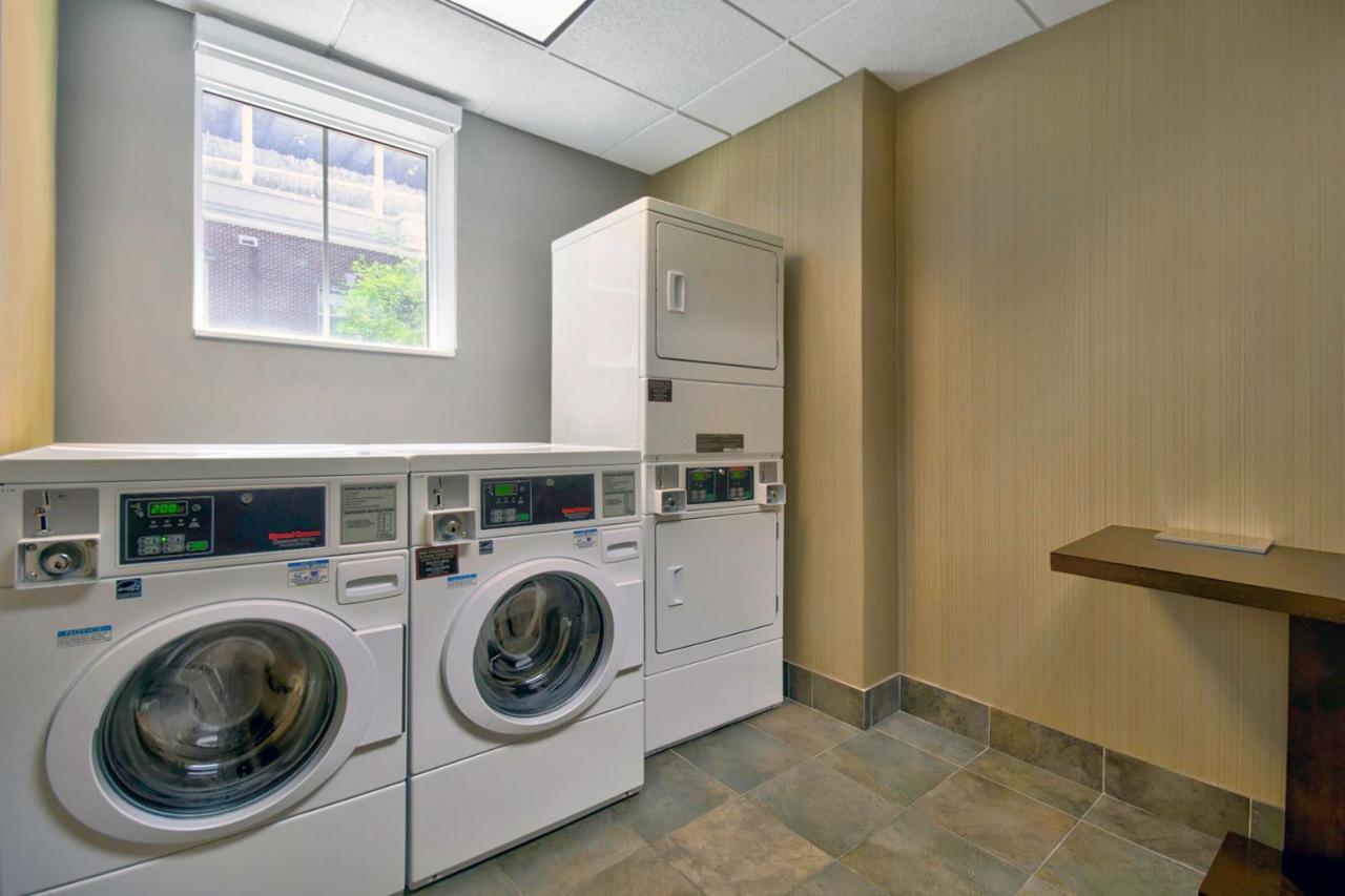 Courtyard By Marriott Hills Hotel