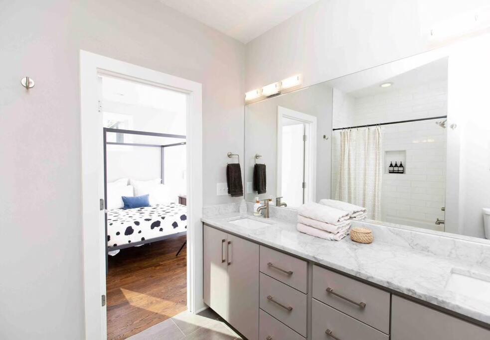 Holiday home Modern Luxury Rooftop Deck, 3 Mi To Downtown