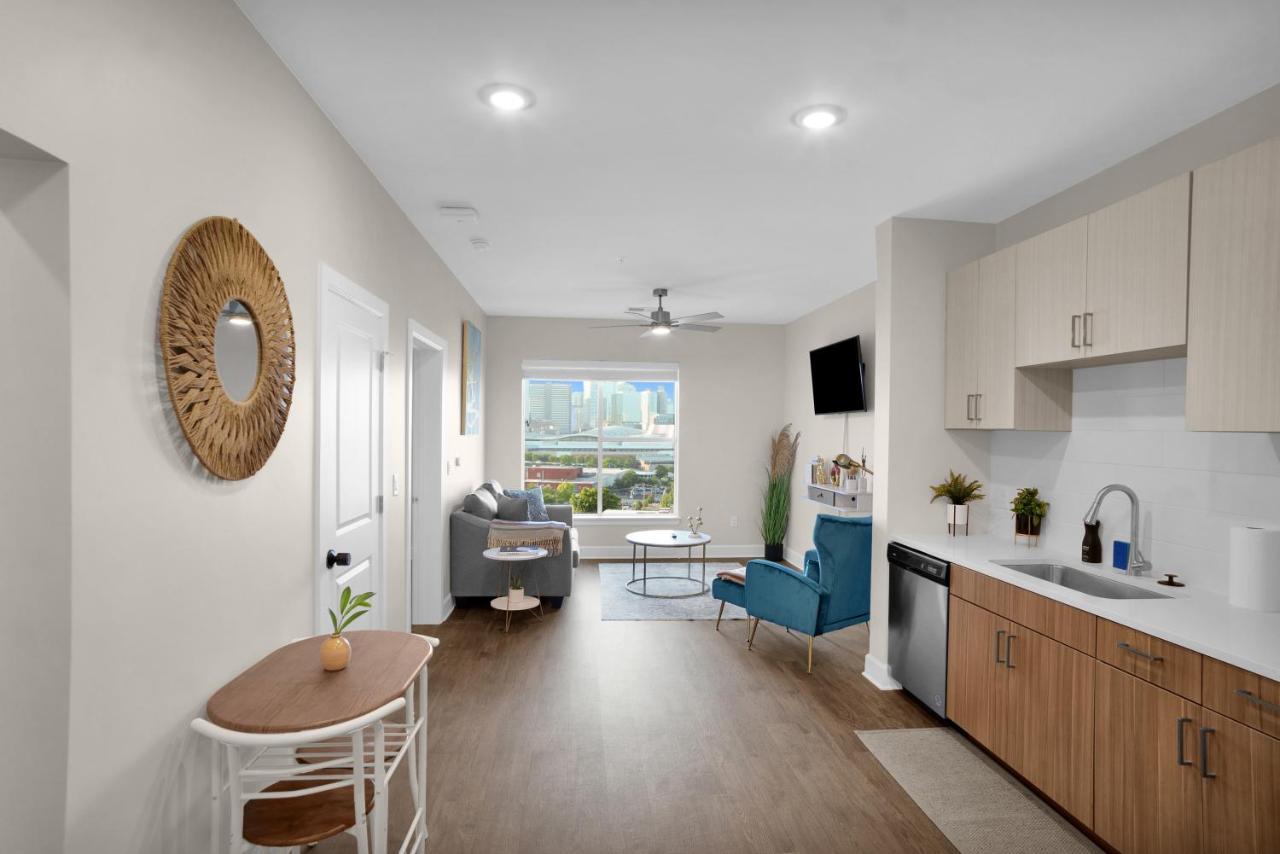 Palatial Abode With Downtown View & Free Parking *
