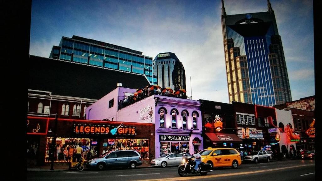 Heart Of Downtown/walk To Broadway & The Action/bars/music Venues/honky Tonks! Apartment *