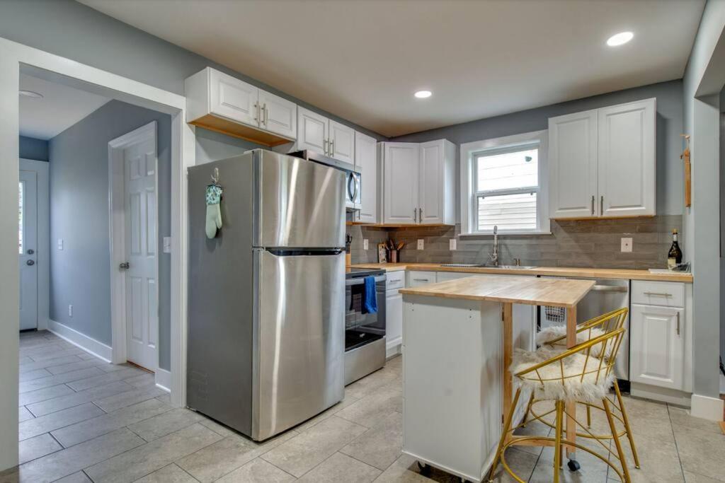 Holiday home Hot Tub Getaway Close To Downtown! *