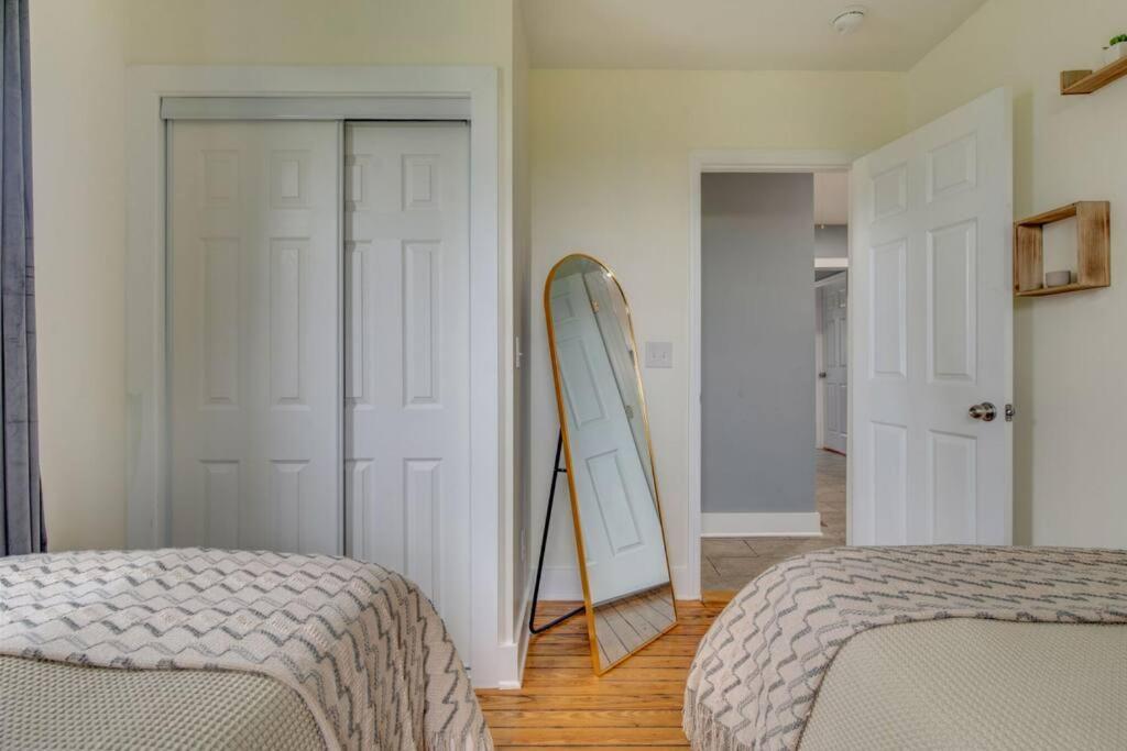 Holiday home Hot Tub Getaway Close To Downtown! *