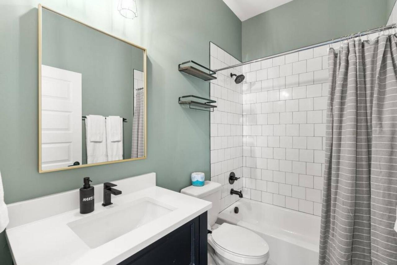 Apartment Chic And Cozy Designer 3 Miles To Downtown