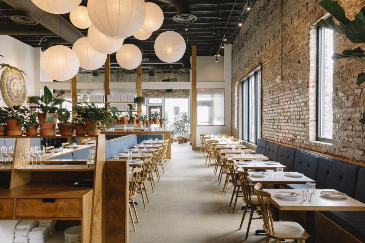 Modern Spacious With Parking By Downtown Broadway *