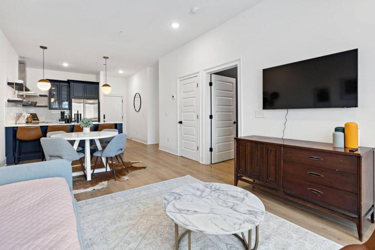 Modern East 3 Miles To Downtown Apartment