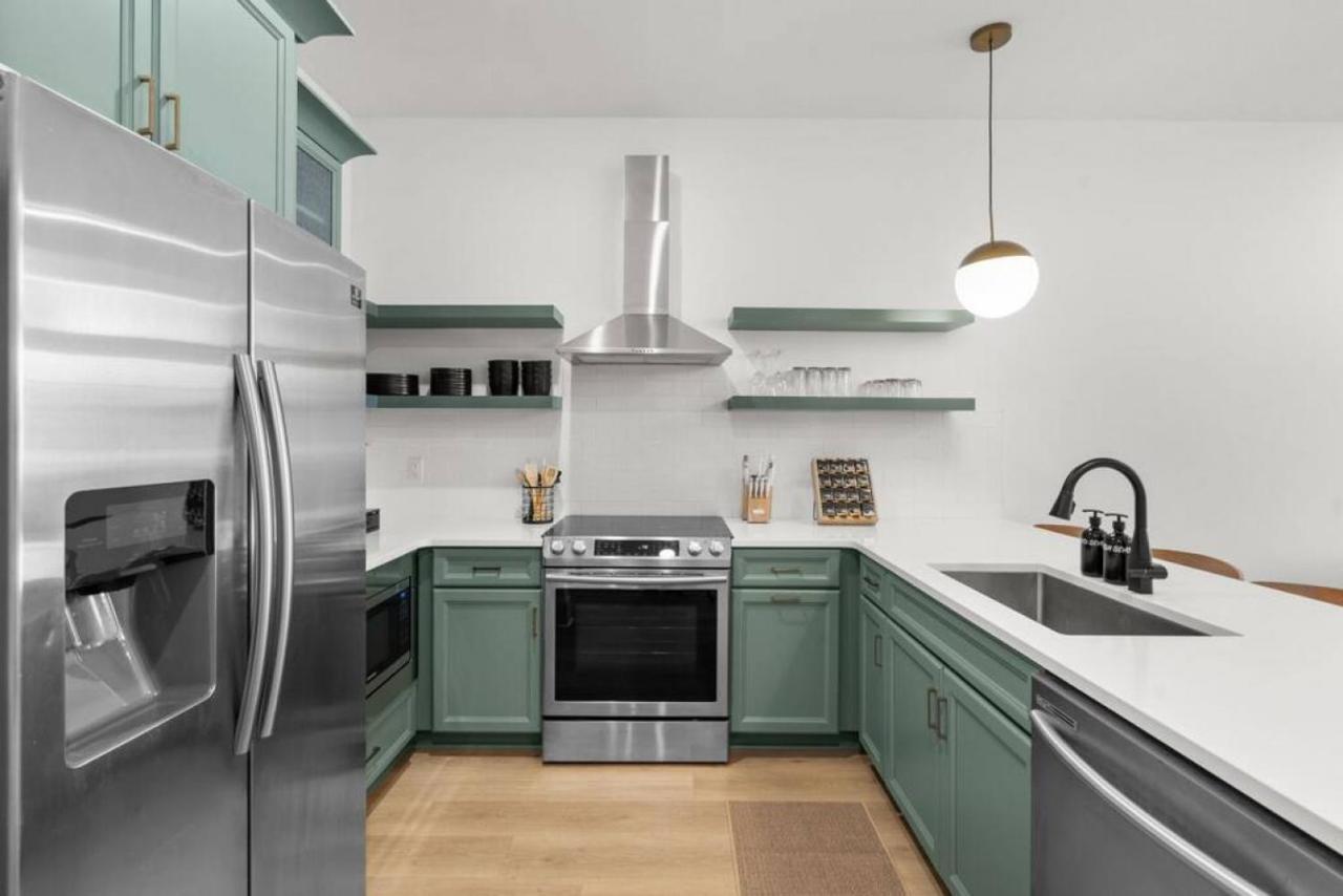 Chic And Cozy Designer 3 Miles To Downtown Apartment