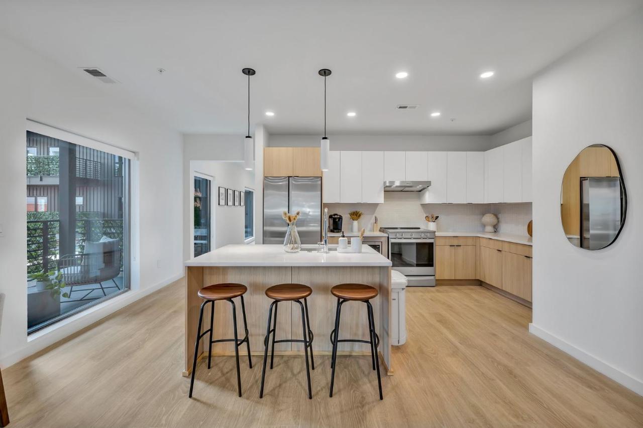 Huge Downtown Corner Unit- Pool-gym-walk 2 Broadway
