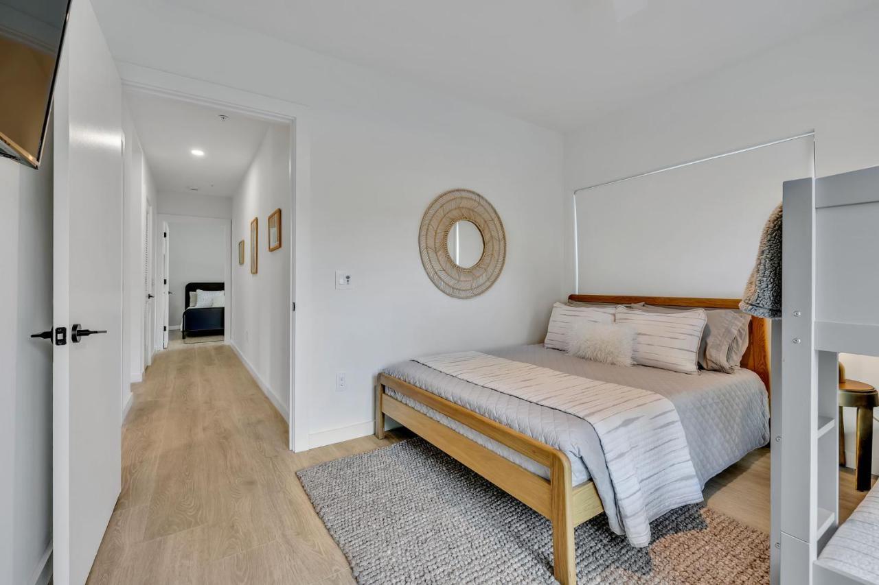 Huge Downtown Corner Unit- Pool-gym-walk 2 Broadway
