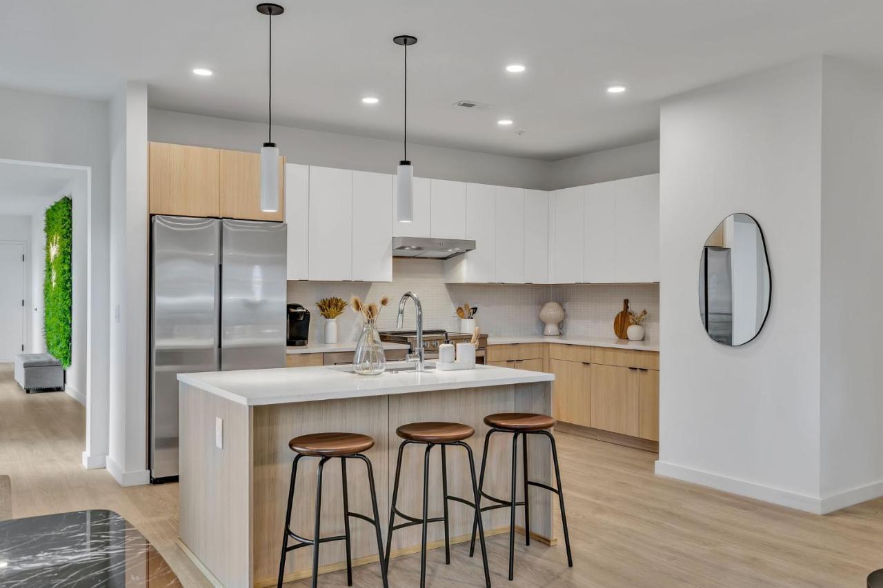 Huge Downtown Corner Unit- Pool-gym-walk 2 Broadway Nashville