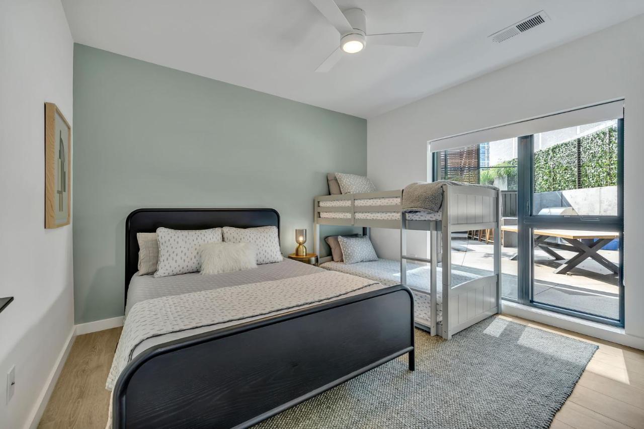 Huge Downtown Corner Unit- Pool-gym-walk 2 Broadway