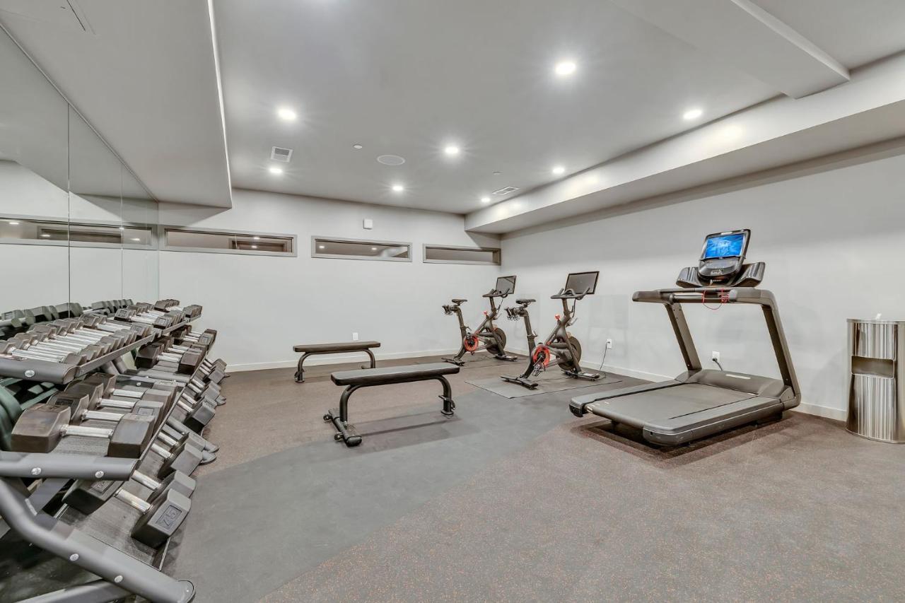 Huge Downtown Corner Unit- Pool-gym-walk 2 Broadway Nashville