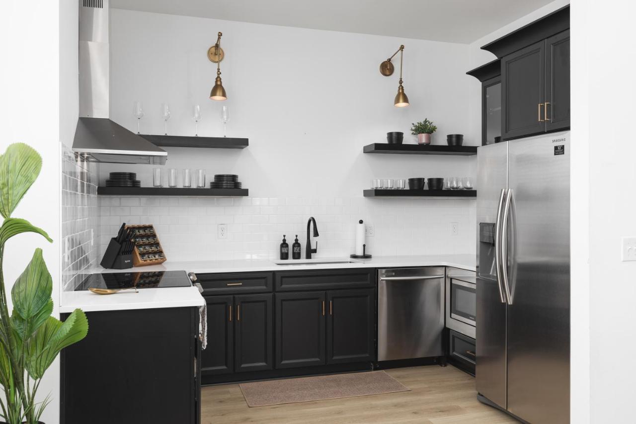 Comfy New 5 Bed 2 Bedroom Close To Downtown Apartment