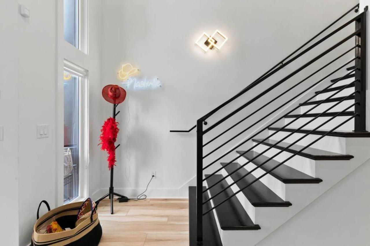 Urban Oasis: Modern Luxury Near Downtown Holiday home *