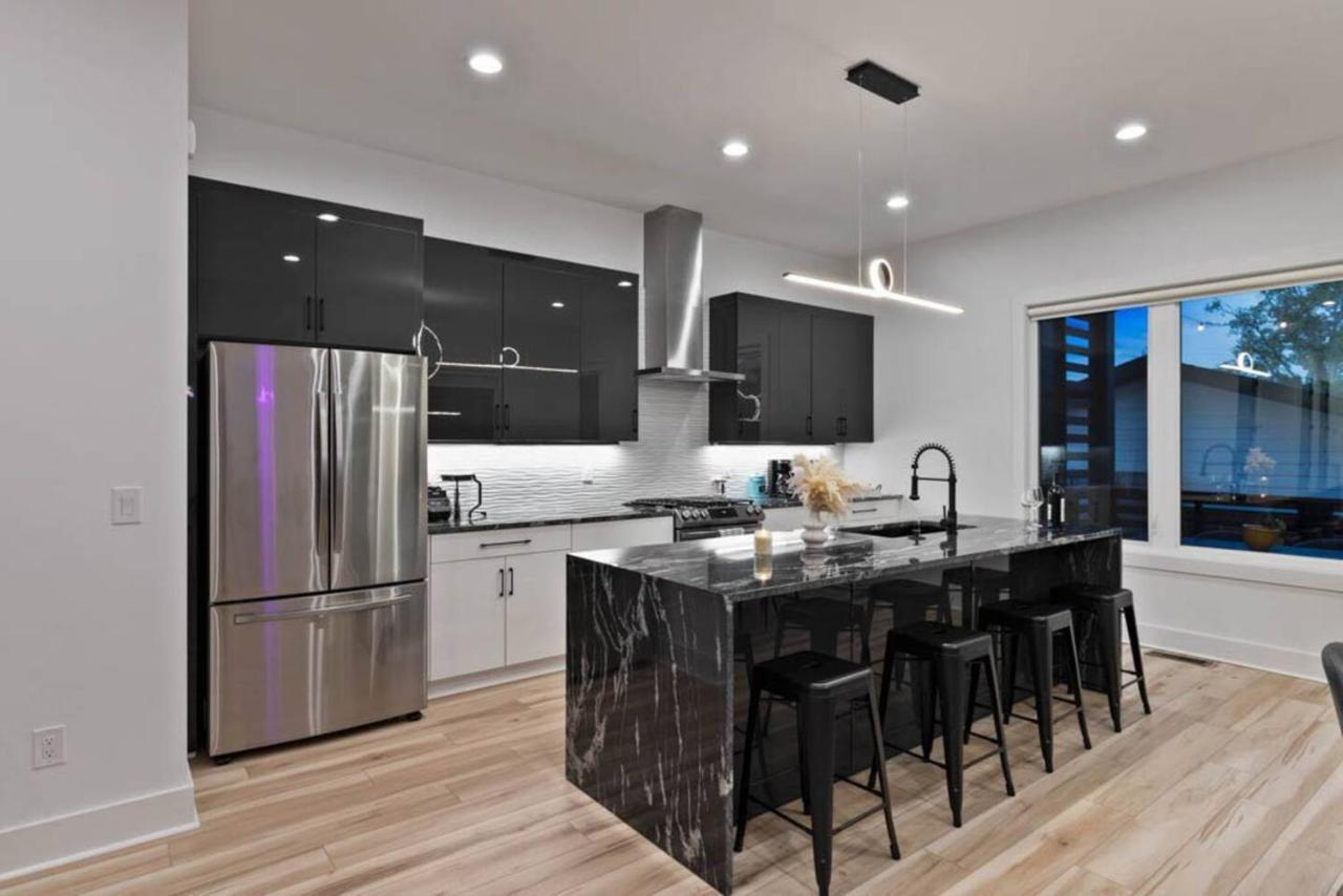 Urban Oasis: Modern Luxury Near Downtown Holiday home *