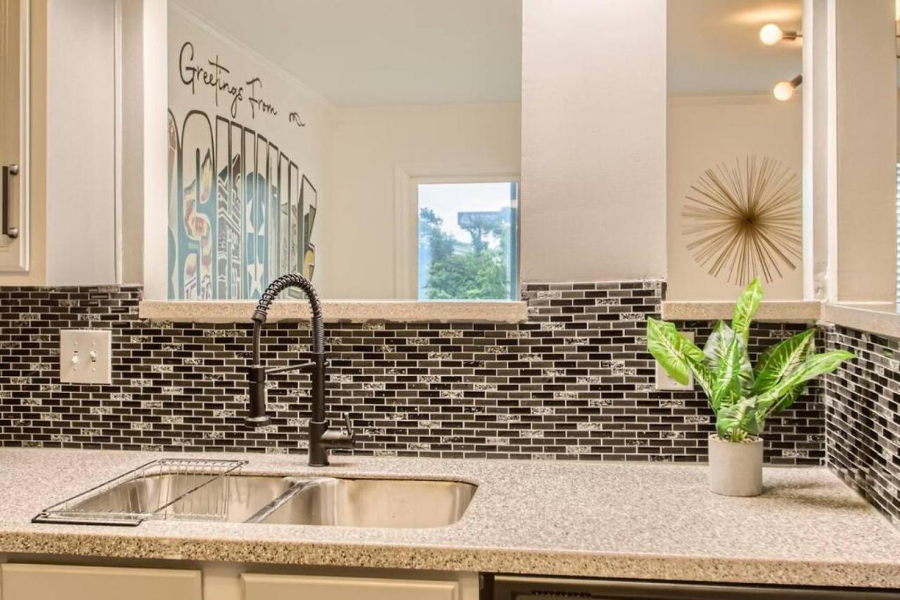 With Pool And Free Parking Walk Downtown & Germantown Apartment *