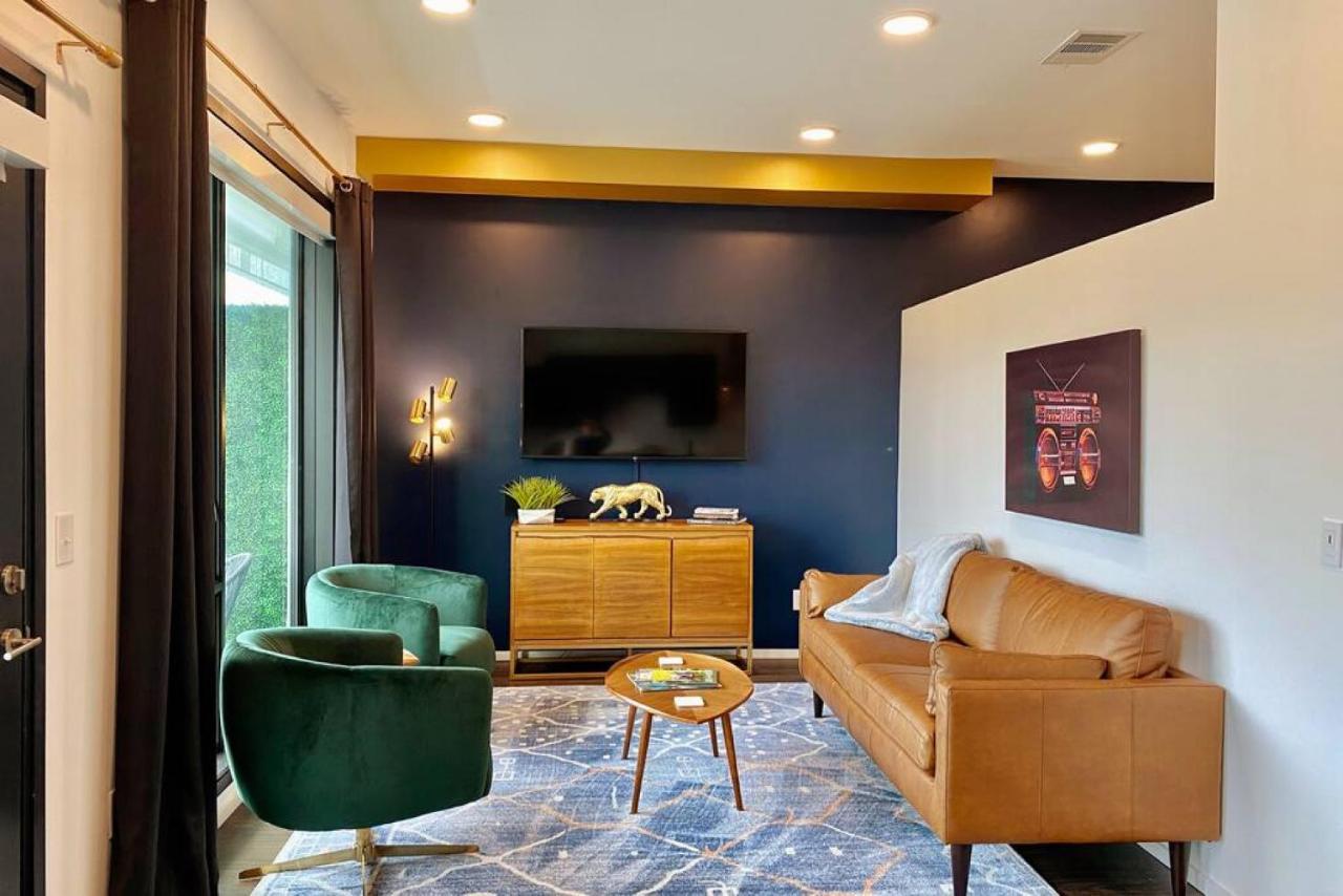 Chic Modern Pool, Patio, Parking Holiday home