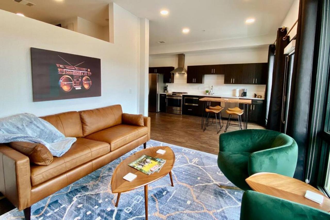 Chic Modern Pool, Patio, Parking *